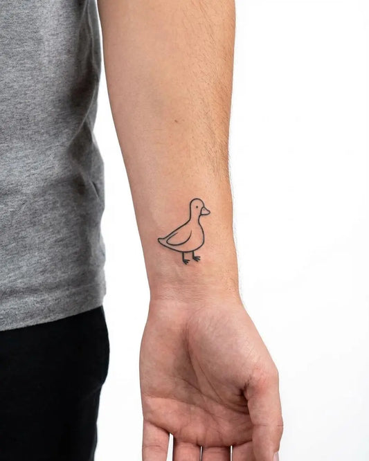 INKON Patito tatuaje semi-permanente aplicado en un hombre – diseño de 2 x 2 in (5x5cm), apariencia de tinta realista, dura 10 días