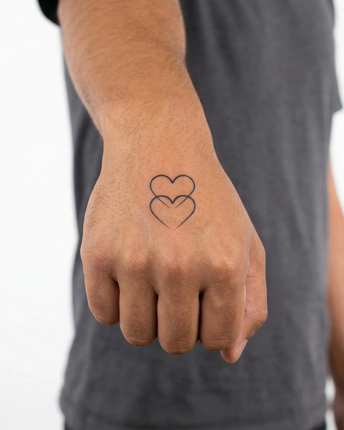 INKON Corazones Dobles tatuaje semi-permanente aplicado en un hombre – diseño de 2 x 2 in (5x5cm), apariencia de tinta realista, dura 10 días