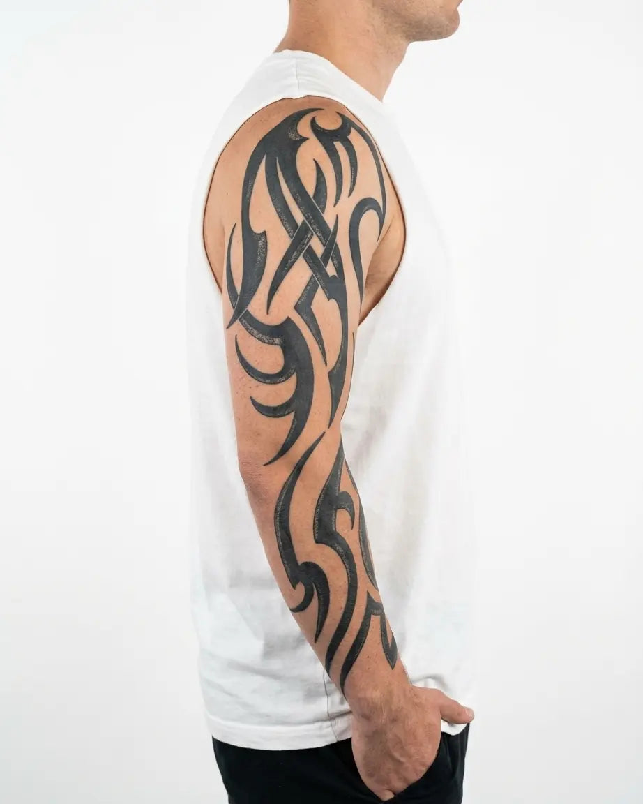INKON Manga Tribal Fluida tatuaje semi-permanente aplicado en un hombre – diseño de 8 x 20 in (20x50cm), apariencia de tinta realista, dura 10 días