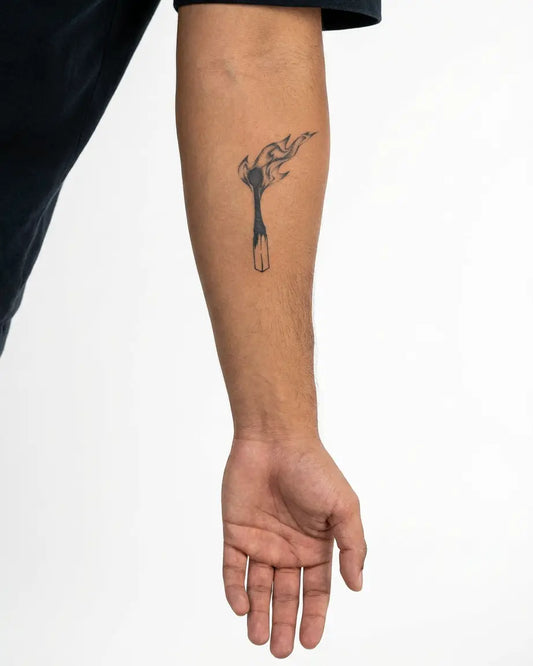 INKON Cerillo Encendido tatuaje semi-permanente aplicado en un hombre – diseño de 3 x 4 in (7x10cm), apariencia de tinta realista, dura 10 días