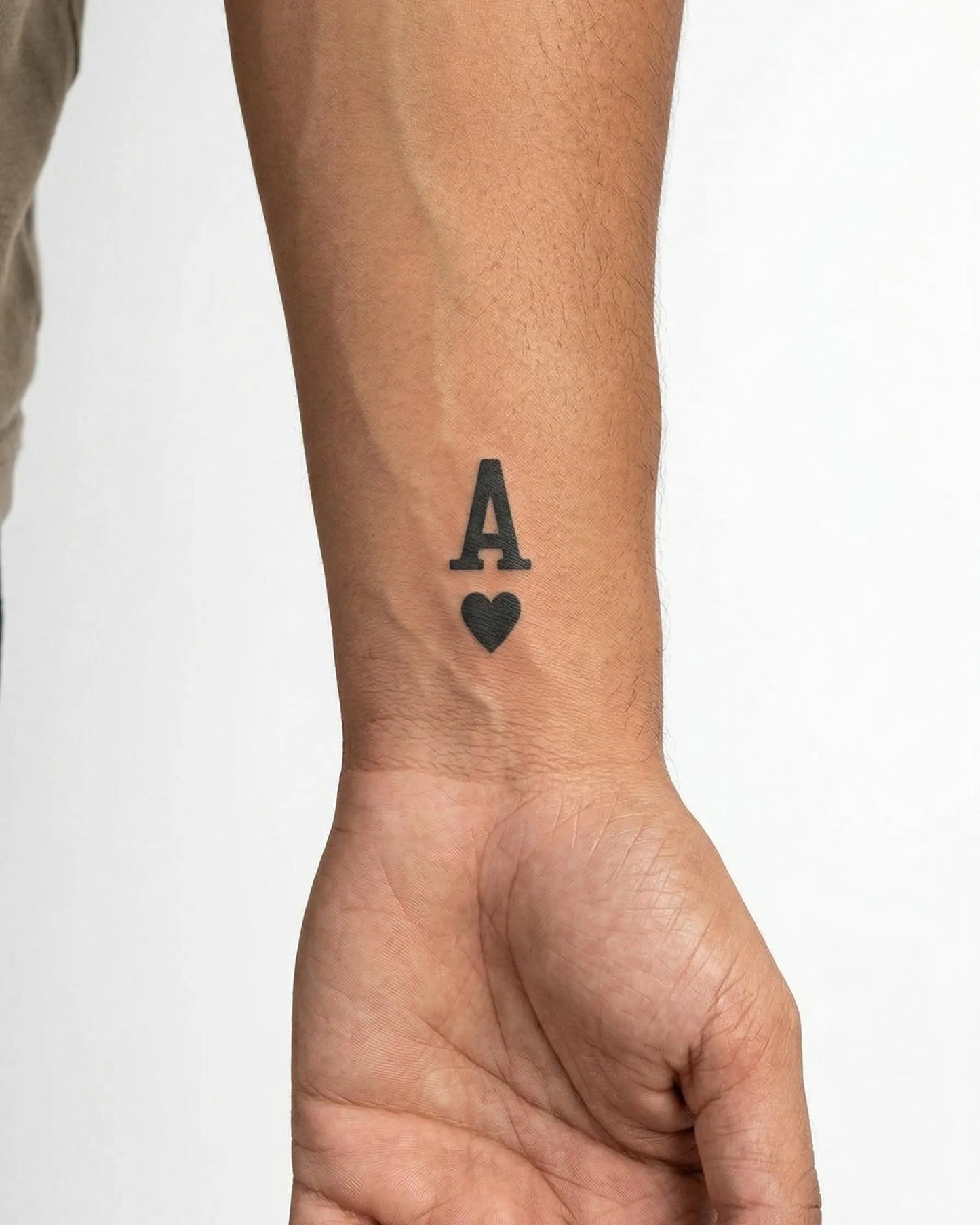 INKON As de Corazones tatuaje semi-permanente aplicado en un hombre – diseño de 2 x 2 in (5x5cm), apariencia de tinta realista, dura 10 días