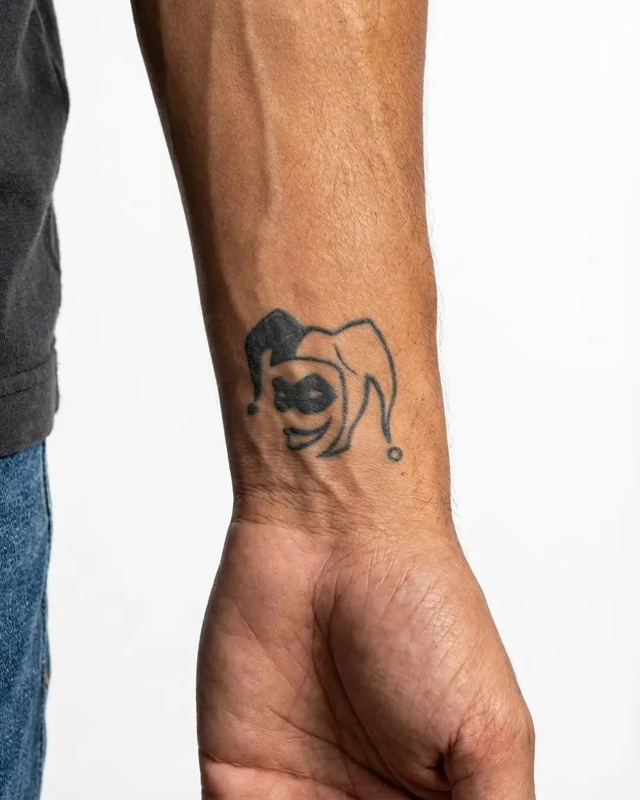 INKON Rostro de Bufón tatuaje semi-permanente aplicado en un hombre – diseño de 2 x 2 in (5x5cm), apariencia de tinta realista, dura 10 días