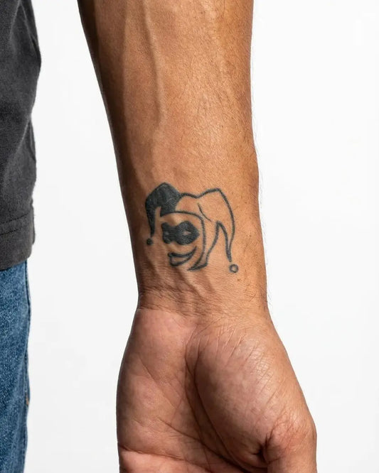 INKON Rostro de Bufón tatuaje semi-permanente aplicado en un hombre – diseño de 2 x 2 in (5x5cm), apariencia de tinta realista, dura 10 días
