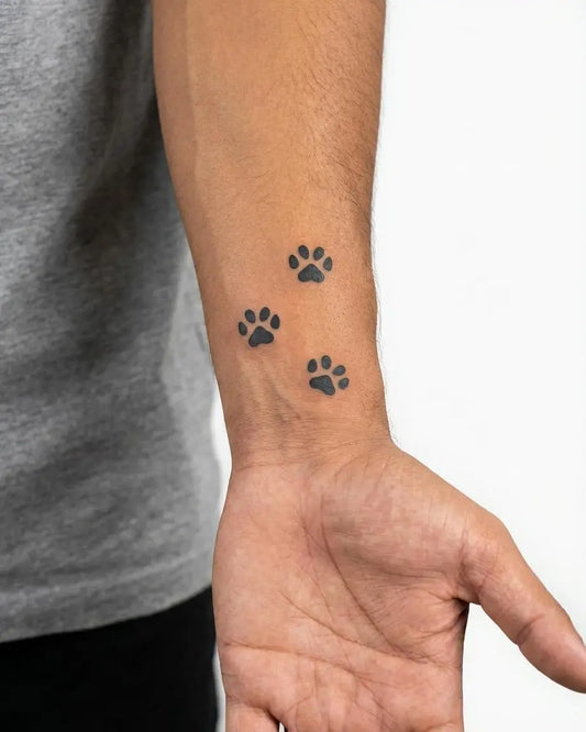 INKON Sendero de Huellas tatuaje semi-permanente aplicado en un hombre – diseño de 2 x 2 in (5x5cm), apariencia de tinta realista, dura 10 días