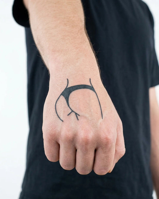 INKON Línea de Bikini tatuaje semi-permanente aplicado en un hombre – diseño de 2 x 2 in (5x5cm), apariencia de tinta realista, dura 10 días