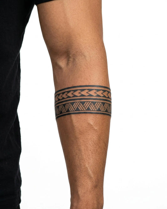 INKON Brazalete de Flecha y Trenza tatuaje semi-permanente aplicado en un hombre – diseño de 2 x 9 in (5x23cm), apariencia de tinta realista, dura 10 días