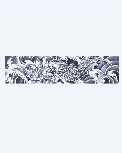 Tatuaje semi-permanente Pez Koi y Loto en Olas diseño de INKON – ilustración de japonés, horizontal, brazalete, pez, nadando, 2 x 9 in (5x23cm), disponible en inkon.co