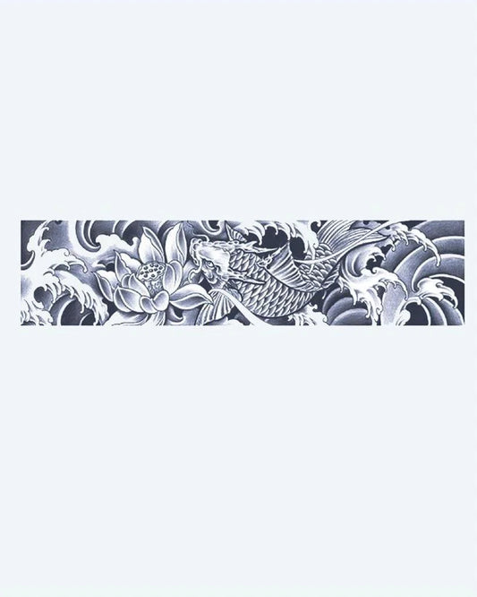 Tatuaje semi-permanente Pez Koi y Loto en Olas diseño de INKON – ilustración de japonés, horizontal, brazalete, pez, nadando, 2 x 9 in (5x23cm), disponible en inkon.co