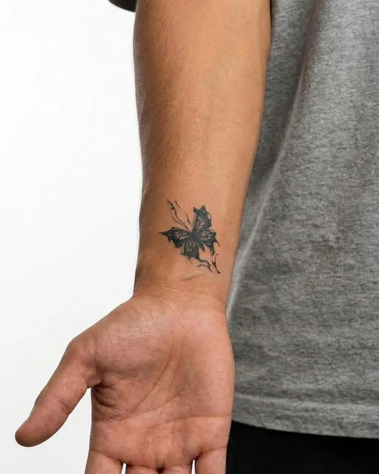 INKON Mariposa de Salpicaduras de Tinta tatuaje semi-permanente aplicado en un hombre – diseño de 2 x 2 in (5x5cm), apariencia de tinta realista, dura 10 días