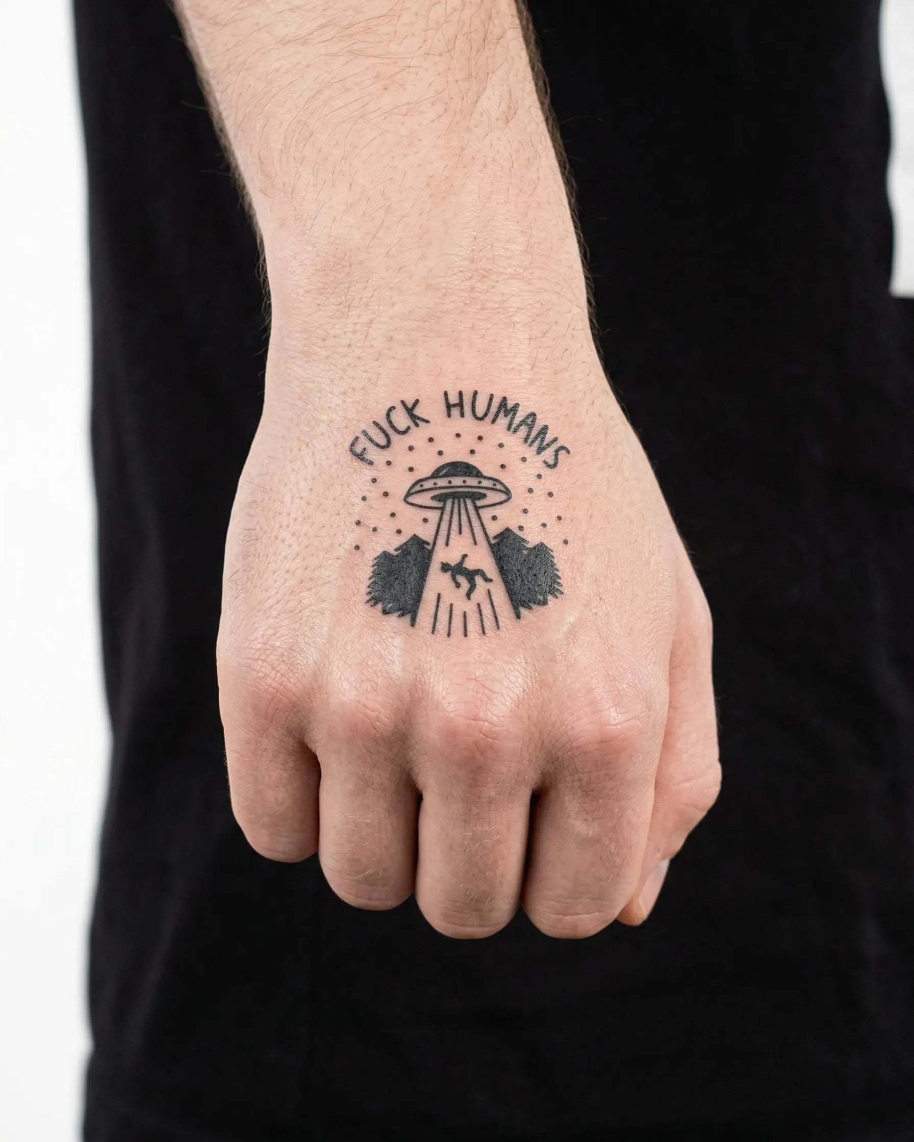 INKON Abducción OVNI tatuaje semi-permanente aplicado en un hombre – diseño de 2 x 2 in (5x5cm), apariencia de tinta realista, dura 10 días