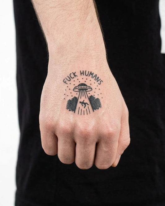INKON Abducción OVNI tatuaje semi-permanente aplicado en un hombre – diseño de 2 x 2 in (5x5cm), apariencia de tinta realista, dura 10 días