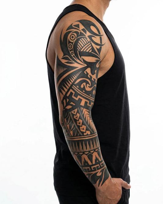 INKON Tribal Samoano tatuaje semi-permanente aplicado en un hombre – diseño de 8 x 20 in (20x50cm), apariencia de tinta realista, dura 10 días