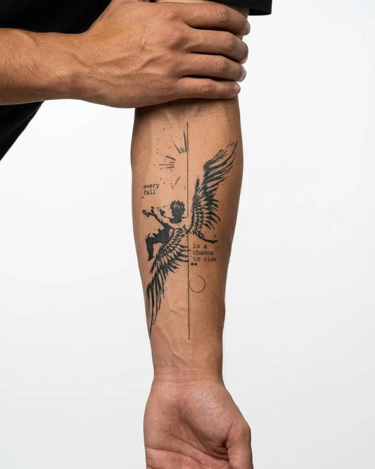 INKON Ángel Caído y Frase tatuaje semi-permanente aplicado en un hombre – diseño de 4 x 8 in (11x21cm), apariencia de tinta realista, dura 10 días
