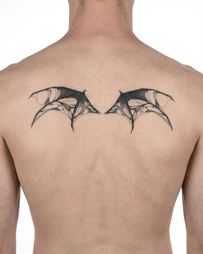 INKON Alas de Demonio Rasgadas tatuaje semi-permanente aplicado en un hombre – diseño de 4 x 8 in (11x21cm), apariencia de tinta realista, dura 10 días