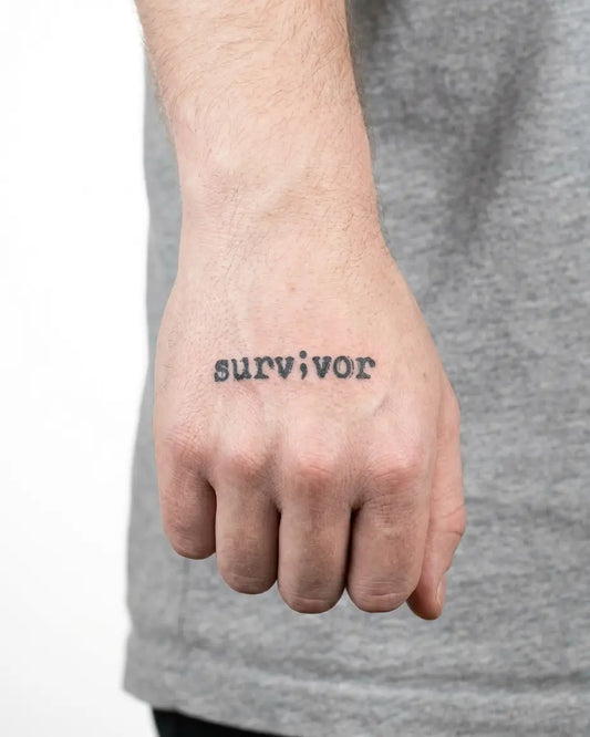 INKON Punto y Coma Sobreviviente tatuaje semi-permanente aplicado en un hombre – diseño de 2 x 2 in (5x5cm), apariencia de tinta realista, dura 10 días