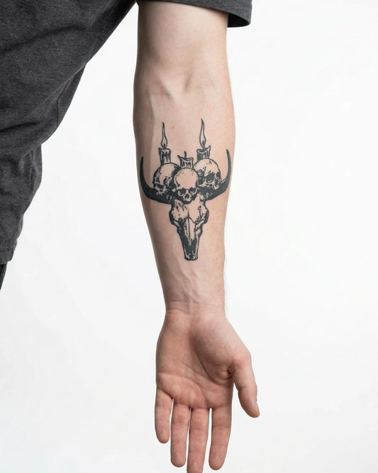 INKON Calavera de Toro y Velas tatuaje semi-permanente aplicado en un hombre – diseño de 4 x 4 in (9x9cm), apariencia de tinta realista, dura 10 días