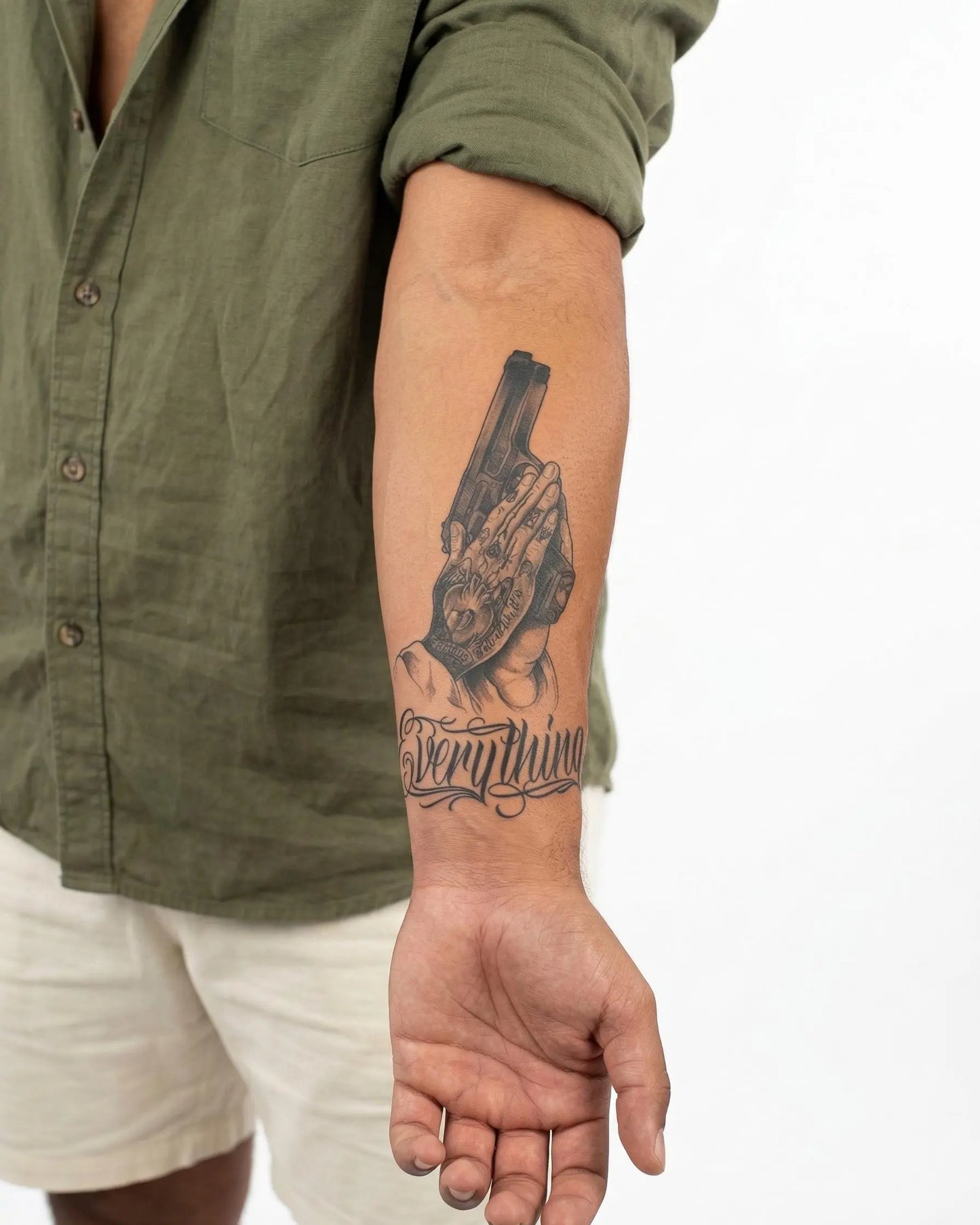 INKON Manos en Oración y Pistola tatuaje semi-permanente aplicado en un hombre – diseño de 4 x 7 in (10x17cm), apariencia de tinta realista, dura 10 días