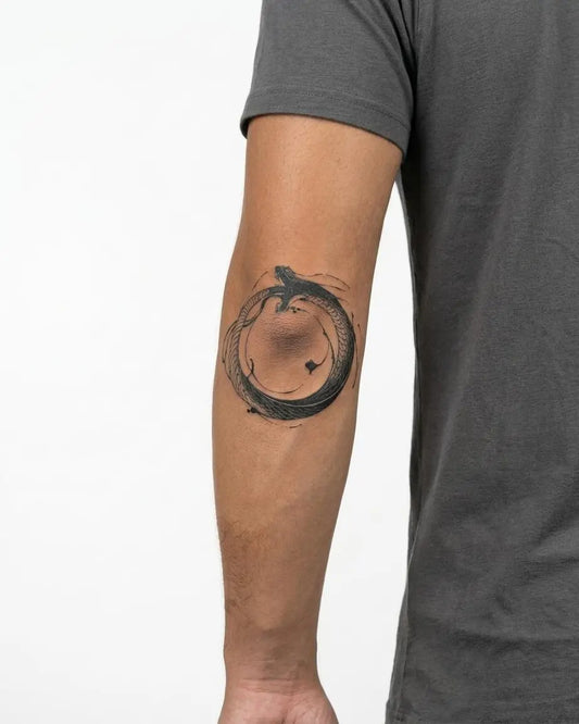 INKON Serpiente Uróboros tatuaje semi-permanente aplicado en un hombre – diseño de 4 x 4 in (9x9cm), apariencia de tinta realista, dura 10 días