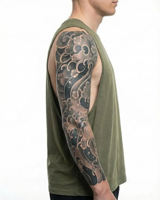 INKON Olas Japonesas y Sakura tatuaje semi-permanente aplicado en un hombre – diseño de 8 x 20 in (20x50cm), apariencia de tinta realista, dura 10 días