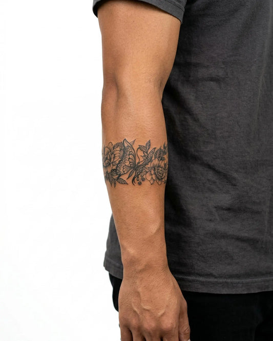 INKON Brazalete de Mariposa y Peonía tatuaje semi-permanente aplicado en un hombre – diseño de 2 x 9 in (5x23cm), apariencia de tinta realista, dura 10 días