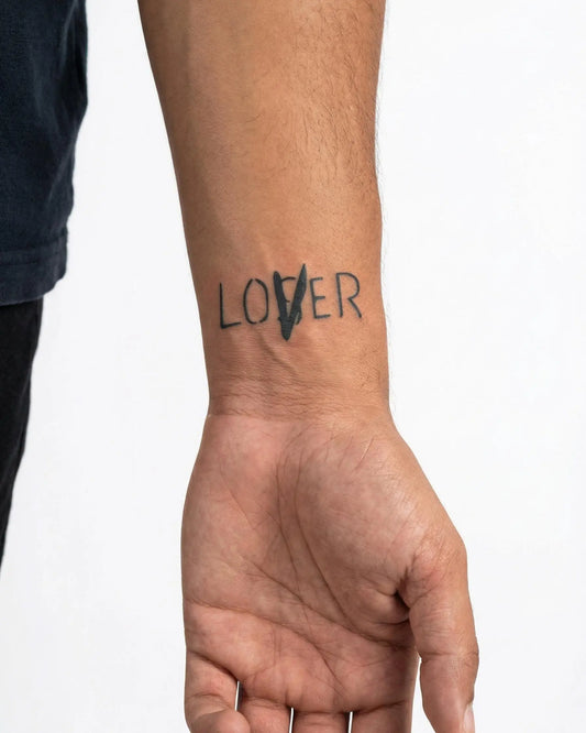 INKON Lover Loser tatuaje semi-permanente aplicado en un hombre – diseño de 2 x 2 in (5x5cm), apariencia de tinta realista, dura 10 días