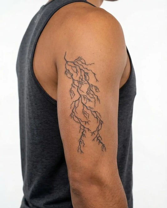 INKON Rayo tatuaje semi-permanente aplicado en un hombre – diseño de 4 x 7 in (10x17cm), apariencia de tinta realista, dura 10 días