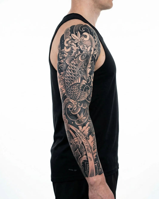 INKON Manga de Pez Koi y Olas tatuaje semi-permanente aplicado en un hombre – diseño de 8 x 20 in (20x50cm), apariencia de tinta realista, dura 10 días