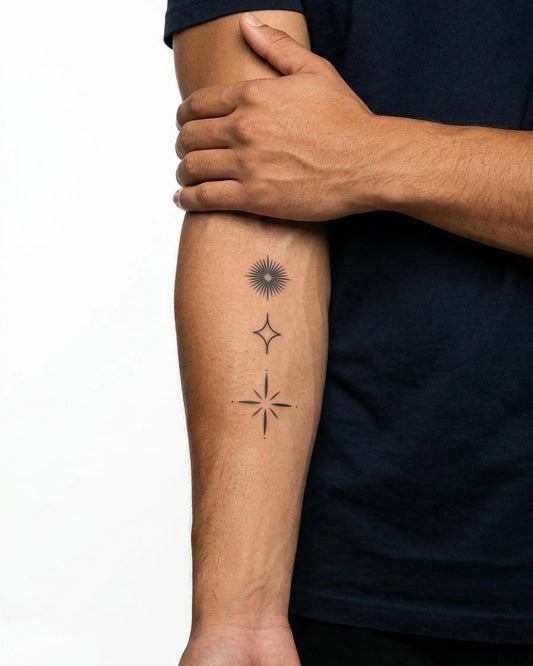 INKON Trío de Estrellas Celestiales tatuaje semi-permanente aplicado en un hombre – diseño de 3 x 4 in (6x11cm), apariencia de tinta realista, dura 10 días