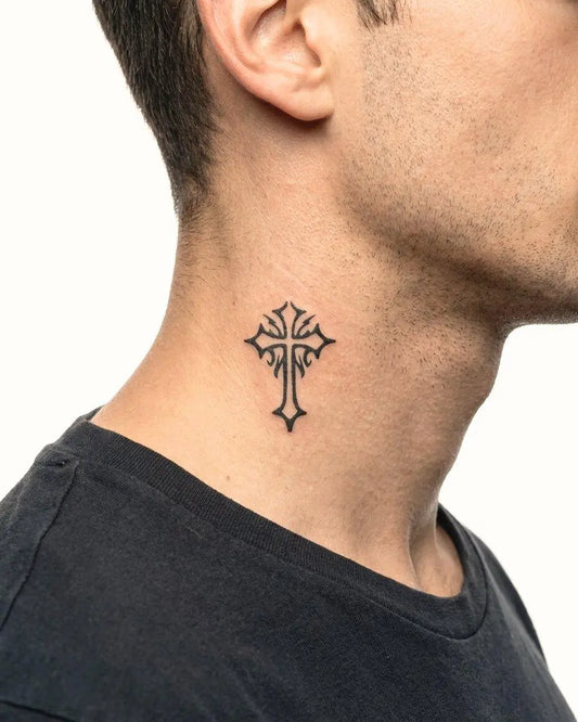 INKON Cruz Gótica 3 tatuaje semi-permanente aplicado en un hombre – diseño de 2 x 2 in (5x5cm), apariencia de tinta realista, dura 10 días