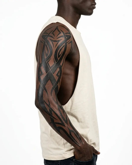 INKON Manga Tribal de Nudos Celtas tatuaje semi-permanente aplicado en un hombre – diseño de 8 x 20 in (20x50cm), apariencia de tinta realista, dura 10 días