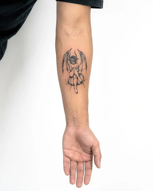 INKON Súcubo tatuaje semi-permanente aplicado en un hombre – diseño de 3 x 4 in (7x10cm), apariencia de tinta realista, dura 10 días
