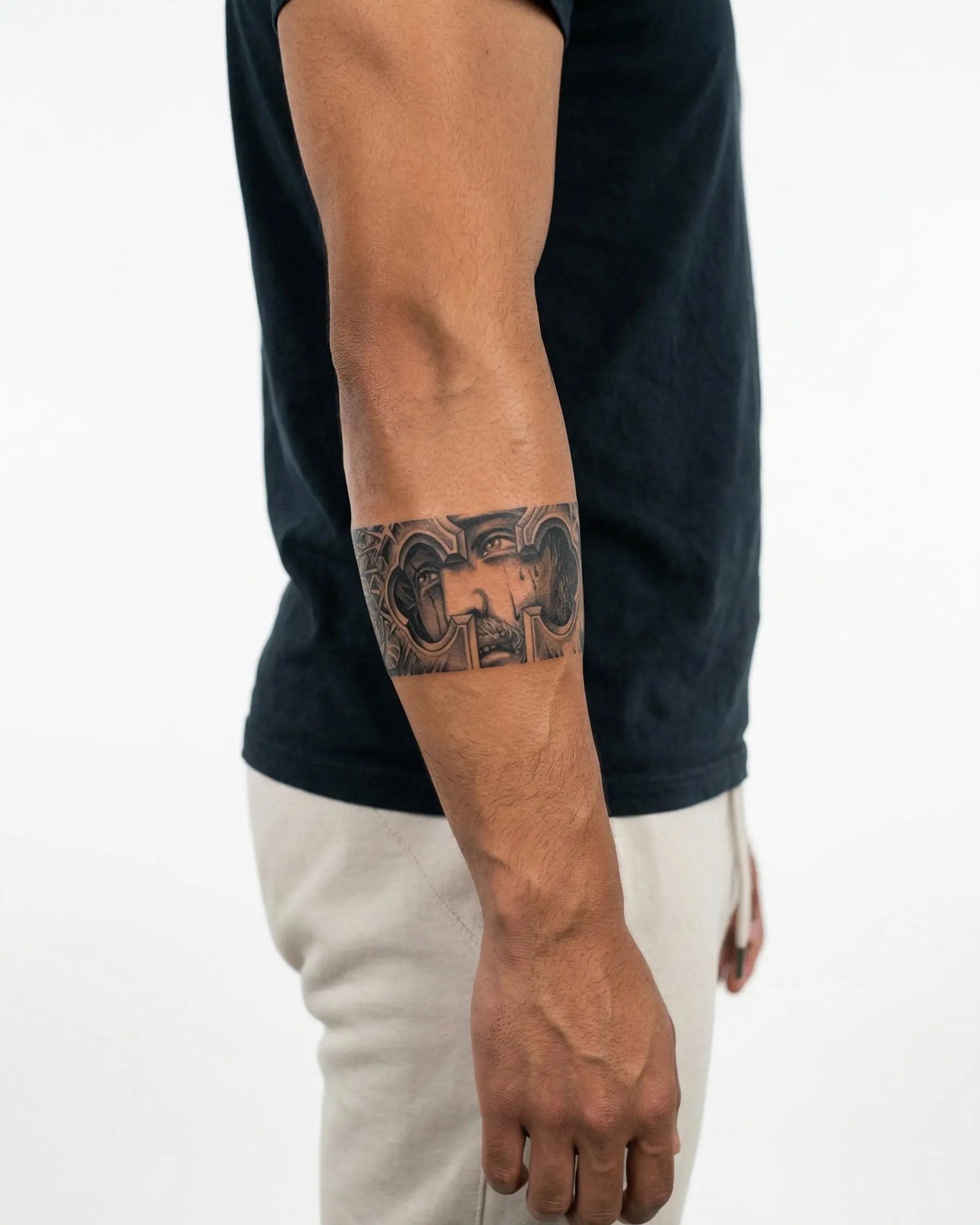 INKON Cruz, Rosas y Ojos tatuaje semi-permanente aplicado en un hombre – diseño de 2 x 9 in (5x23cm), apariencia de tinta realista, dura 10 días