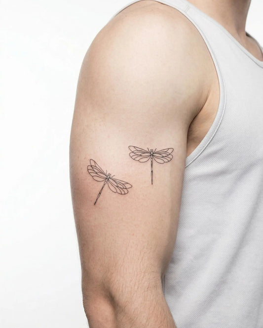 INKON Dúo de Libélulas tatuaje semi-permanente aplicado en un hombre – diseño de 3 x 4 in (7x10cm), apariencia de tinta realista, dura 10 días