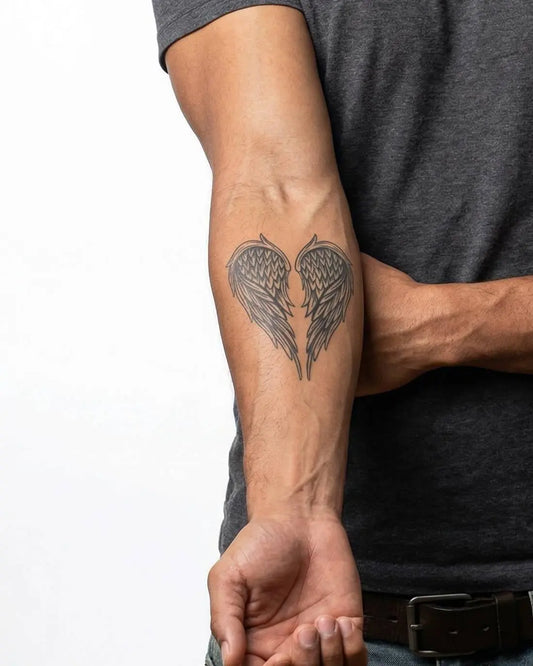 INKON Alas de Ángel tatuaje semi-permanente aplicado en un hombre – diseño de 3 x 4 in (7x10cm), apariencia de tinta realista, dura 10 días