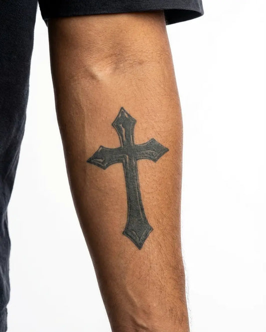 INKON Cruz Gótica tatuaje semi-permanente aplicado en un hombre – diseño de 3 x 4 in (7x10cm), apariencia de tinta realista, dura 10 días