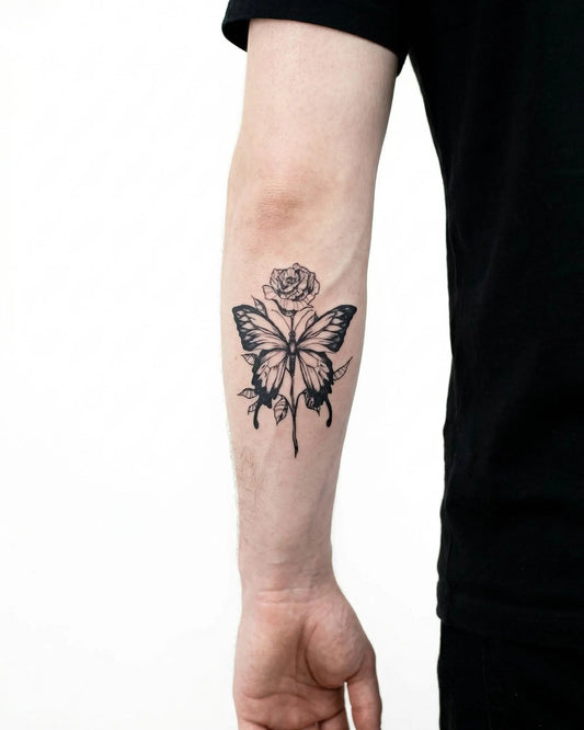 INKON Rosa y Mariposa tatuaje semi-permanente aplicado en un hombre – diseño de 3 x 4 in (6x11cm), apariencia de tinta realista, dura 10 días