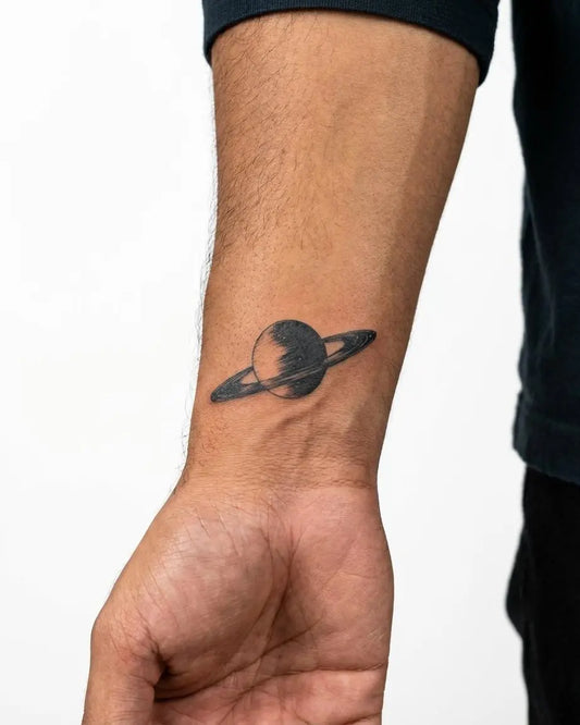 INKON Planeta Saturno tatuaje semi-permanente aplicado en un hombre – diseño de 2 x 2 in (5x5cm), apariencia de tinta realista, dura 10 días