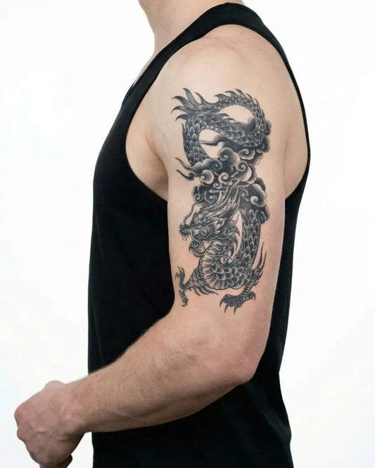 INKON Dragón Tradicional tatuaje semi-permanente aplicado en un hombre – diseño de 4 x 8 in (11x21cm), apariencia de tinta realista, dura 10 días