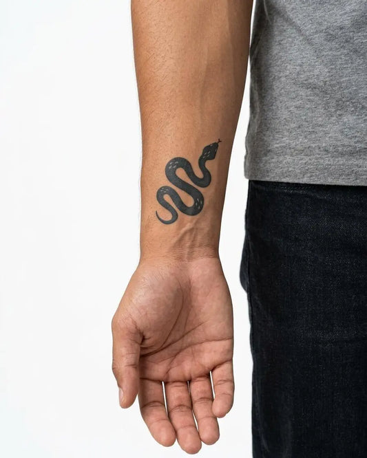 INKON Silueta de Serpiente tatuaje semi-permanente aplicado en un hombre – diseño de 2 x 2 in (5x5cm), apariencia de tinta realista, dura 10 días