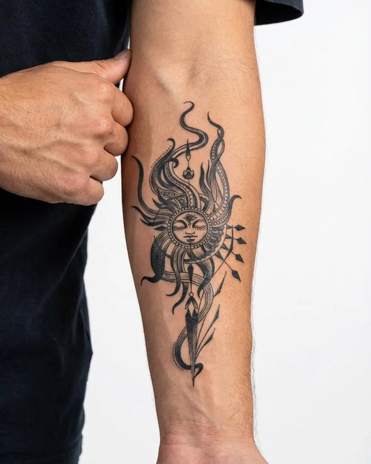 INKON Rostro del Sol Celestial tatuaje semi-permanente aplicado en un hombre – diseño de 4 x 7 in (10x17cm), apariencia de tinta realista, dura 10 días