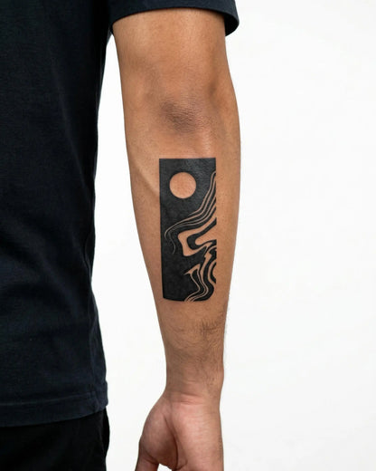 INKON Luna y Olas Abstractas tatuaje semi-permanente aplicado en un hombre – diseño de 3 x 4 in (6x11cm), apariencia de tinta realista, dura 10 días