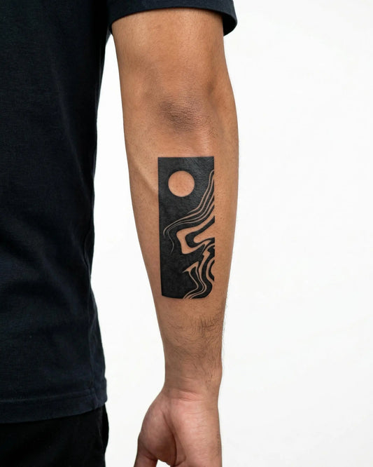 INKON Luna y Olas Abstractas tatuaje semi-permanente aplicado en un hombre – diseño de 3 x 4 in (6x11cm), apariencia de tinta realista, dura 10 días