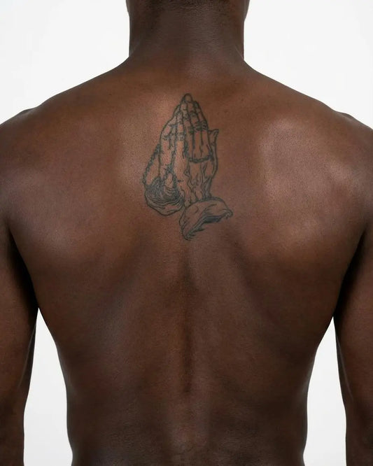 INKON Manos en Oración con Rosario tatuaje semi-permanente aplicado en un hombre – diseño de 4 x 7 in (10x17cm), apariencia de tinta realista, dura 10 días