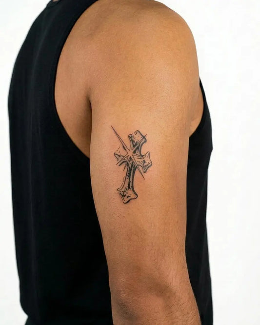 INKON Cruz Gótica 2 tatuaje semi-permanente aplicado en un hombre – diseño de 3 x 4 in (7x10cm), apariencia de tinta realista, dura 10 días