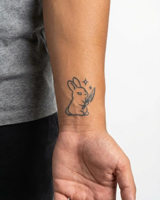 INKON Conejo Asesino tatuaje semi-permanente aplicado en un hombre – diseño de 2 x 2 in (5x5cm), apariencia de tinta realista, dura 10 días