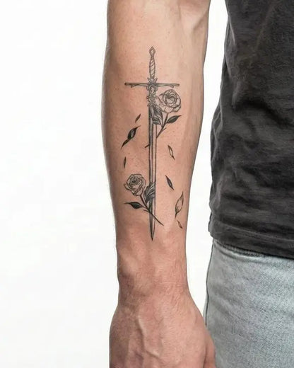 INKON Espada y Rosas tatuaje semi-permanente aplicado en un hombre – diseño de 4 x 7 in (10x17cm), apariencia de tinta realista, dura 10 días