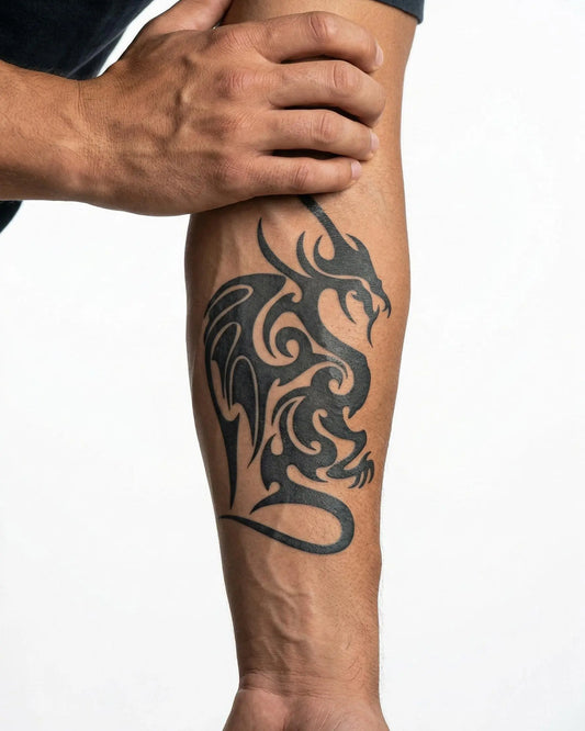 INKON Dragón Alado tatuaje semi-permanente aplicado en un hombre – diseño de 4 x 7 in (10x17cm), apariencia de tinta realista, dura 10 días