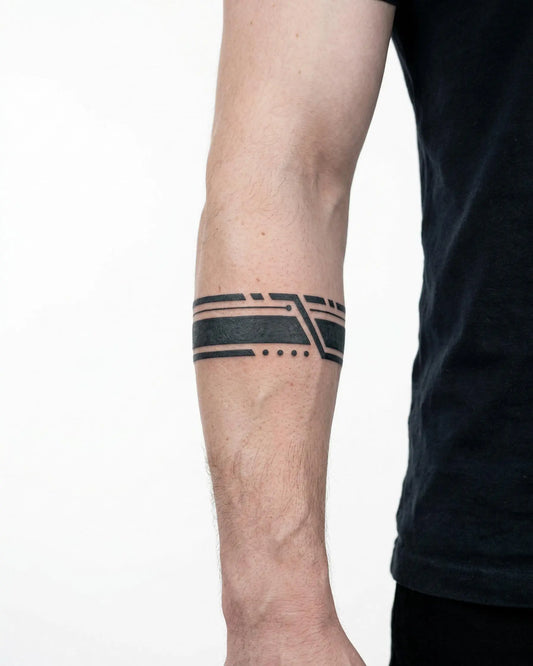 INKON Brazalete de Líneas Geométricas tatuaje semi-permanente aplicado en un hombre – diseño de 2 x 9 in (5x23cm), apariencia de tinta realista, dura 10 días