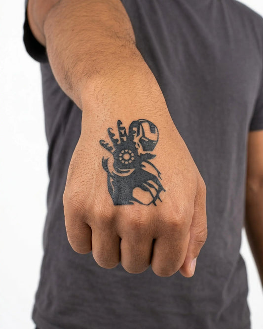 INKON Héroe con Armadura tatuaje semi-permanente aplicado en un hombre – diseño de 2 x 2 in (5x5cm), apariencia de tinta realista, dura 10 días