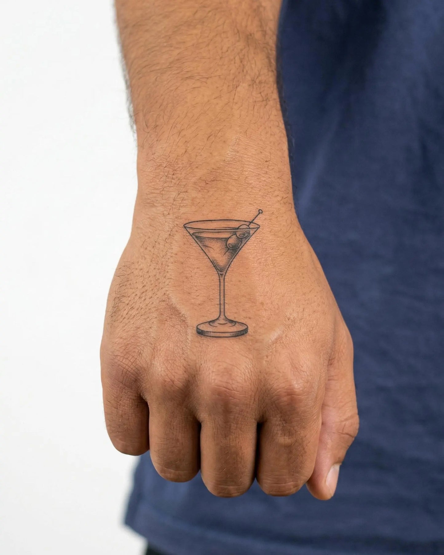 INKON Copa de Martini tatuaje semi-permanente aplicado en un hombre – diseño de 2 x 2 in (5x5cm), apariencia de tinta realista, dura 10 días
